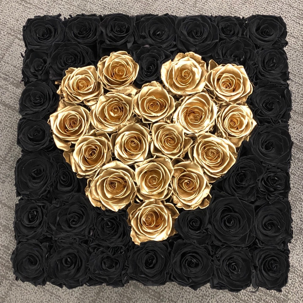 New Venus Et Fleur Black and Gold Heart Roses